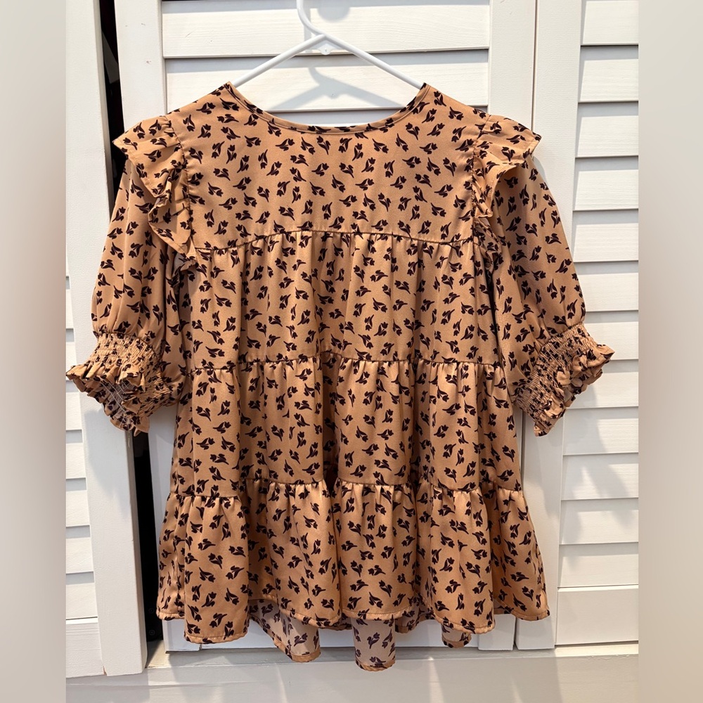 Böhme Silk Ruffle Top with Flowers. Light pink and maroon. Size S!